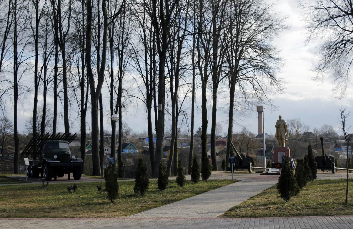 Братская могила в городе Сенно (общий вид)